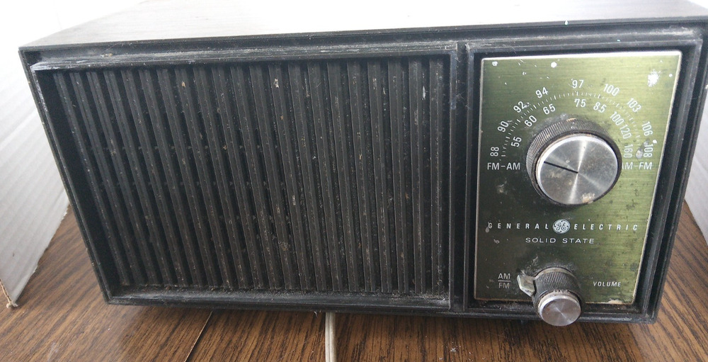Vintage Genaral Electric AM/FM Soild State Table-Top Radio Tested Works